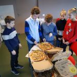Read more about the article Neparasta matemātikas stunda: 5.b studē daļas