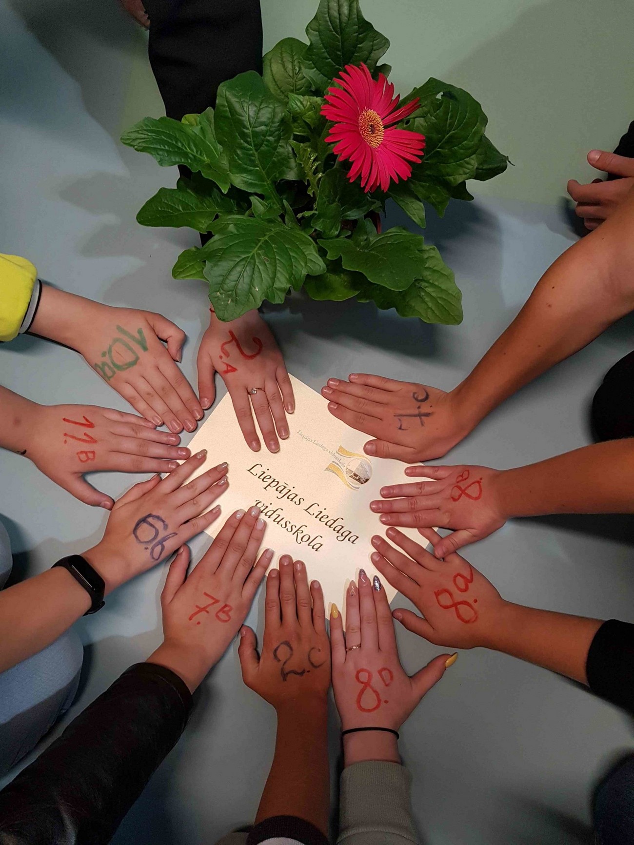 Read more about the article Šogad Liepājas Liedaga vidusskolas audzēkņi piedalījas sociālajā akcijā “Bērni ziedu vietā”