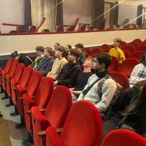 Read more about the article 9.c klase iepazīst 🎭teātra aizkulises