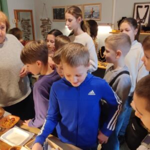 Read more about the article 🥻3.d klase apmeklē “Amatnieku namu”