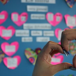 Read more about the article 🚪”Runājošās durvis” – mīļie vārdi un novēlējumi skolai, draugiem, skolotājiem