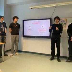 Read more about the article 🕵🏻‍♀️12.klases skolēni prezentē projektu darbus