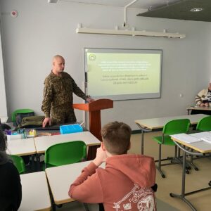 Read more about the article 🪖12.klases skolēni iepazīstas ar Valsts aizsardzības militāro dienestu