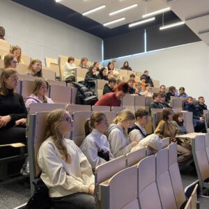 Read more about the article 👩‍⚕️🐈🐾Skolēni iepazīst Veterinārmedicīnas fakultāti