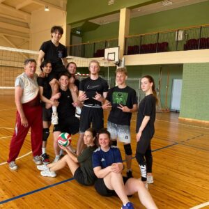 Read more about the article 🤾Volejbola spēle “Skolēni pret skolotājiem”