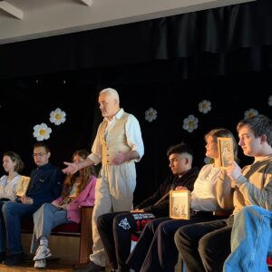Read more about the article 🎭Vidusskolas jauniešu atsauksmes pēc Ērika Vilsona monoizrādes “Nezāle” noskatīšanās