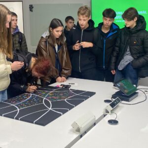 Read more about the article 🔋9.klases iepazīst darba vidi uzņēmumā AE Partneri