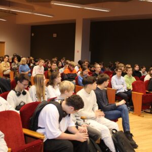 Read more about the article 🤖Vidusskolēni iepazīst viedo tehnoloģiju un mehatronikas studiju iespējas