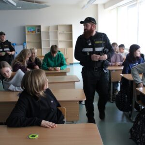 Read more about the article 🕵8.a klase pārrunā drošības jautājumus ar Nepilngadīgo lietu inspektoriem