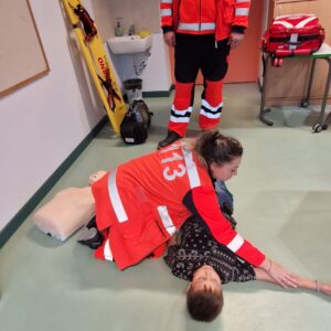 Read more about the article 🚑Pie 6.b klases viesojās Neatliekamās medicīnas palīdzības dienesta pārstāvji