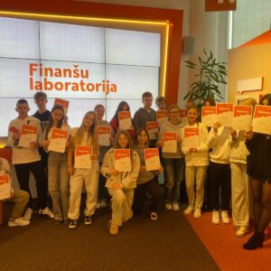 Read more about the article 8.a klase apmeklē 💶Finanšu laboratoriju, 🏛️Latvijas Nacionālo bibliotēku un 🥖“Lāču” ražotni