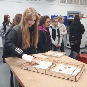 Read more about the article 🥼8.a un 8.b iepazīst digitālas ražošanas laboratoriju ZIIC centrā