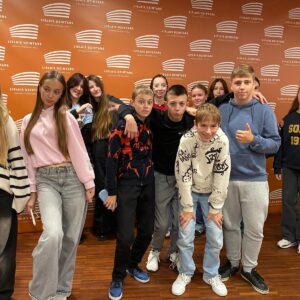 Read more about the article 💃🏻🕺🏽8.klases apmeklē deju izrādi jauniešiem “Tīklā”