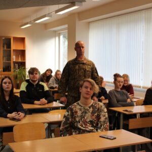 Read more about the article 12.klases skolēni iepazīstas ar 🎖️Valsts aizsardzības militāro dienestu