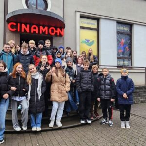 Read more about the article 7.a klase devās skatīties animacijas filmu🐱”Straume”