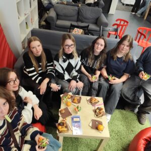 Read more about the article Pasaules 🧣AIDS dienas Jauniešu mājas organizētā konkursā 8.-11.klašu komandas ieguva 1.🥇 un 3.🥉 vietu!