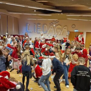 Read more about the article 🔔🎄🎁🎅🏻☃️❆ ⚪ Ieskandinājām Ziemassvētkus! 1.un 2.klasēm jau notiek svētki!