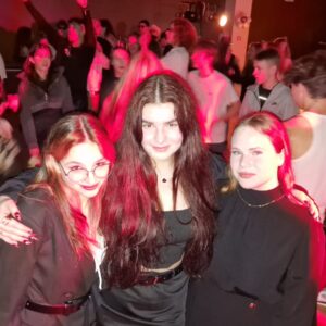 Read more about the article 🪩💿🍒✨Ziemassvētku diskotēka
