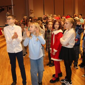 Read more about the article 🎄Ziemassvētkus ieskandinājām arī 3. un 4.klasēm!