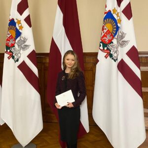 Read more about the article 9.d klases skolniece Alise Kalašņikova tika uzaicināta uz 🏰Rīgas pili pie👨‍💼prezidenta