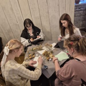 Read more about the article 9.b apmeklēja muzejnodarbību 🌾”Herbarija stunda Stenderu apartamentos”