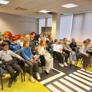 Read more about the article 👮4.d klase šodien apmeklēja valsts policijas lekciju “Droša skola”
