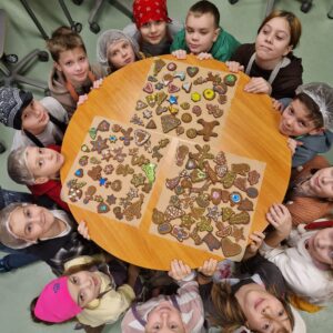 Read more about the article 4.klase ar skolotājām Jekaterinu Kovaļovu un 👩‍🍳Tatjanu Perčatkinu šodien cepa 🍪piparkūkas