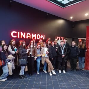 Read more about the article 🐈‍⬛11.a un daļa 8.b klases devās uz animācijas filmas “Straume” seansu