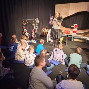 Read more about the article 🧸1.klašu skolēni apmeklē Liepājas leļļu teātra nodarbību