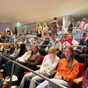 Read more about the article 🎶9.a klase apmeklē leģendāro mūziklu “Klase”