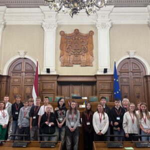 Read more about the article 9.klases apmeklē LR Saeimu un 🏰Prezidenta pili