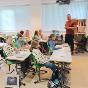 Read more about the article 5.b klasē viesojās 👨‍🌾lauksaimnieks un uzņēmējs Aigars Egliņš-Eglītis