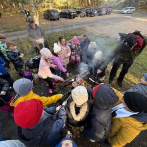 Read more about the article 🌞🍂 1.abc klases kopā ar “Mana daba” instruktoriem devās pārgājienā uz Bernātiem!