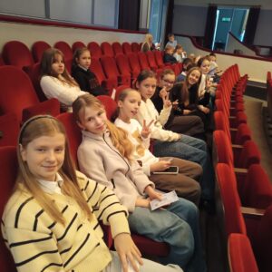 Read more about the article 🎭5.b un 7.b devās uz Liepājas teātra izrādi “Pasaulē lielākais spēks”