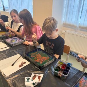Read more about the article 👩‍🎨4. un 5.klases skolēni pārtop māksliniekos