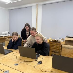 Read more about the article 9.a klasei dizaina un tehnoloģiju nodarbība notiek 🤖FabLab