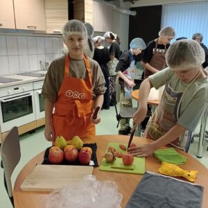 Read more about the article 5.klases skolēni gatavo 🥗salātus dizaina un tehnoloģiju stundā