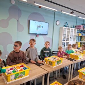 Read more about the article 1.b klase pmeklēja STEM māju un nodarbībā 🚍”Lego autobuss kustībā”