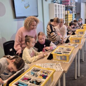 Read more about the article 4.c klase apmeklēja nodarbību 🤖“Dejošais Lego robots” STEM mājā