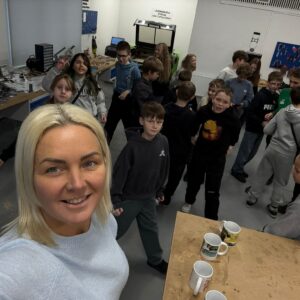 Read more about the article 5.a klase apmeklē FabLab un apglezno 🍵krūzītes
