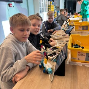 Read more about the article 4.b klase piedalījās aizraujošā STEM projekta nodarbībā 🤖“Dejojošais LEGO robots”