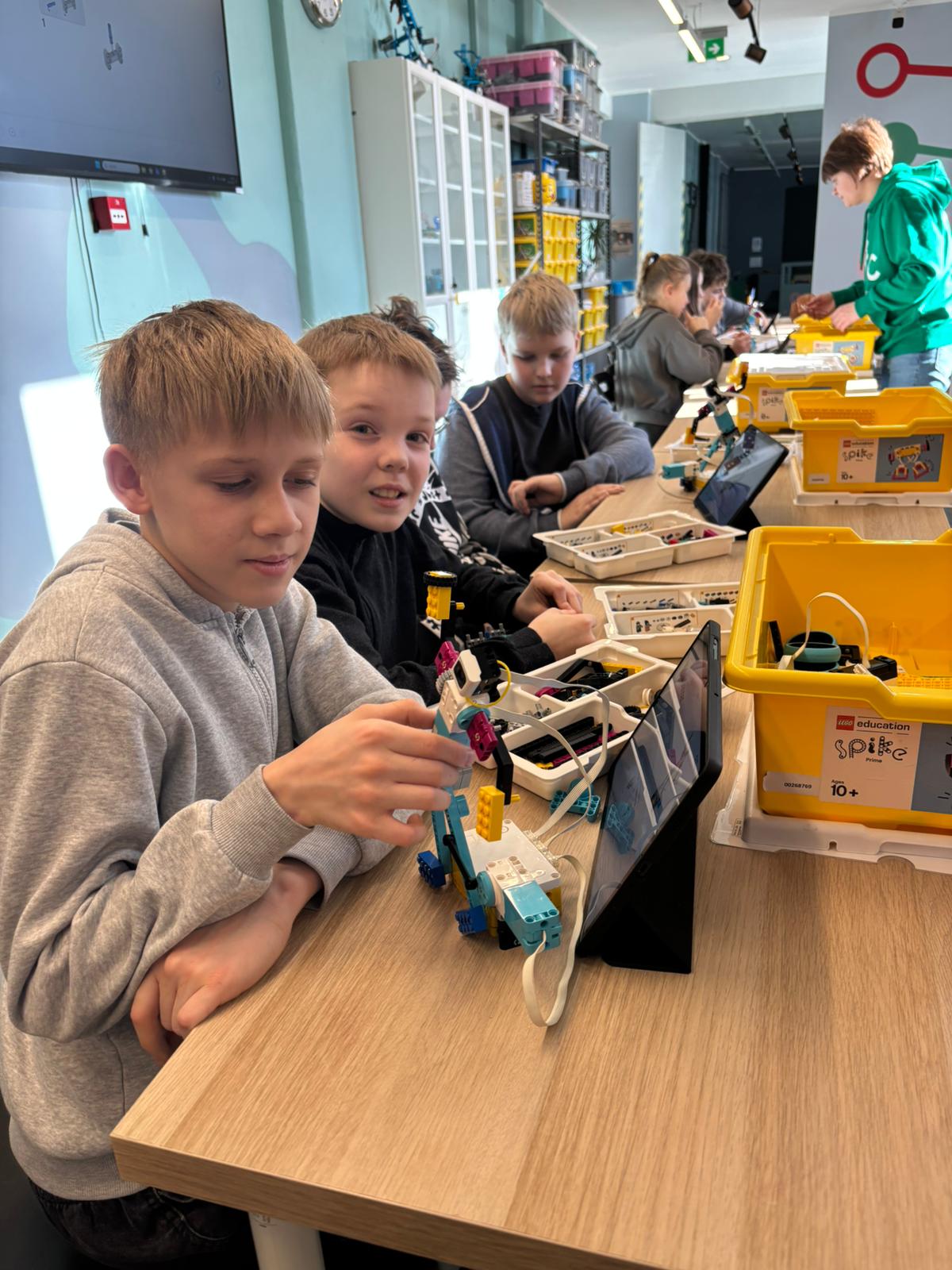 Read more about the article 4.b klase piedalījās aizraujošā STEM projekta nodarbībā 🤖“Dejojošais LEGO robots”