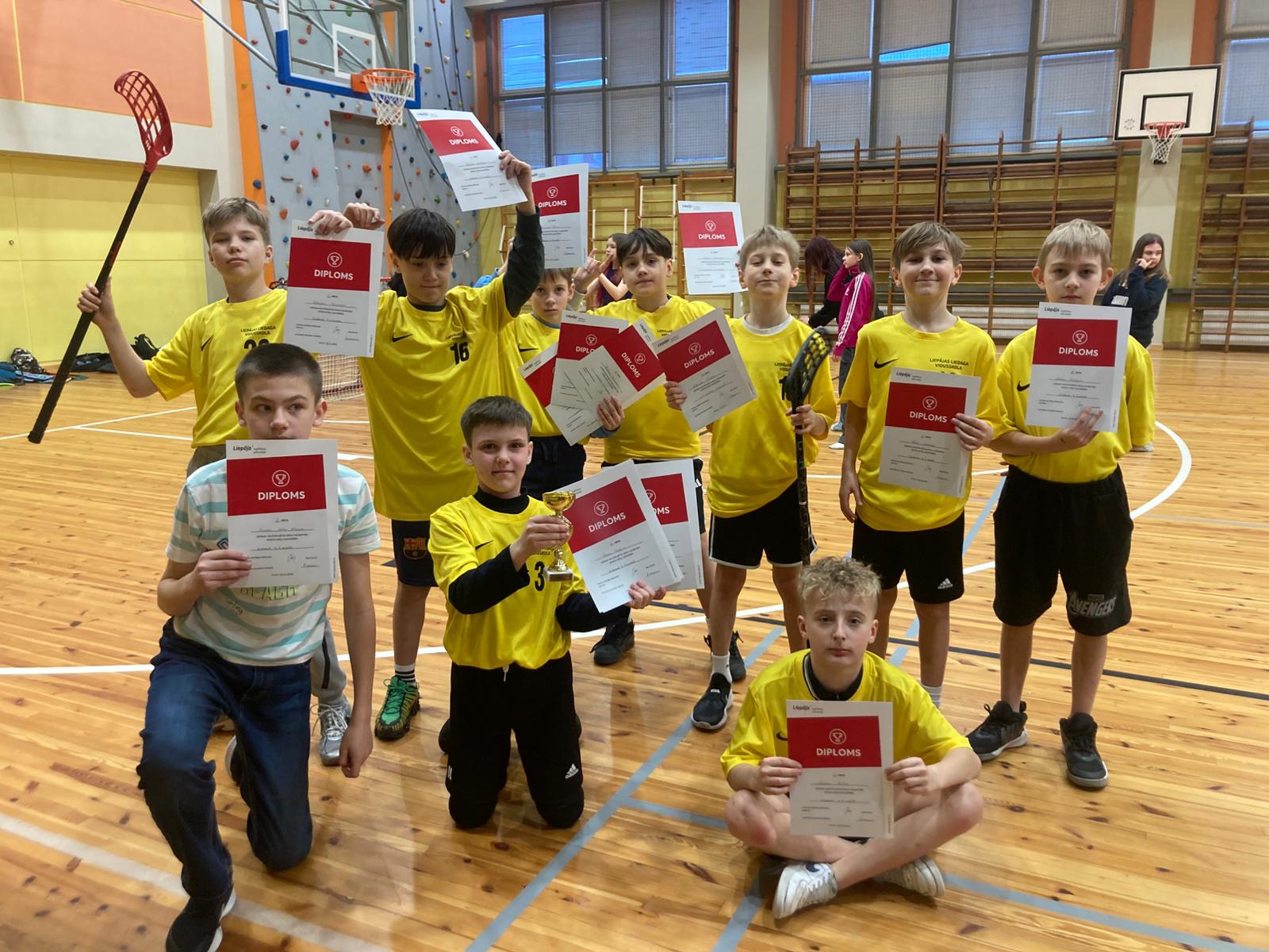 Read more about the article Florbolā 4.-5.klašu zēniem ierindojamies godpilnajā 🥉vietā