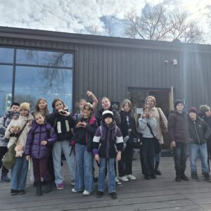 Read more about the article 4a klase apmeklēja Dabas mājā norisi dabaszinātņu mācību jomā “Nodarbība: 🌻🍯🐝Medus ceļš”.