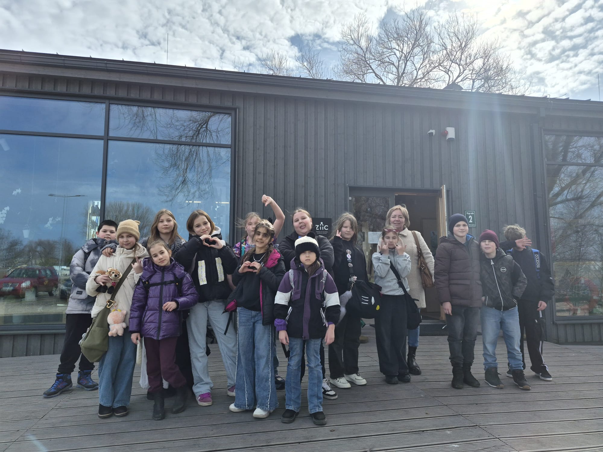 Read more about the article 4a klase apmeklēja Dabas mājā norisi dabaszinātņu mācību jomā “Nodarbība: 🌻🍯🐝Medus ceļš”.