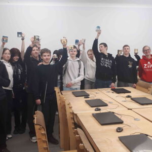 Read more about the article 8.c klase  kopā ar savu 8.c klases audzinātāju Mariku Beļēvičudevās uz ZIIC FabLab🏞️📥🍵