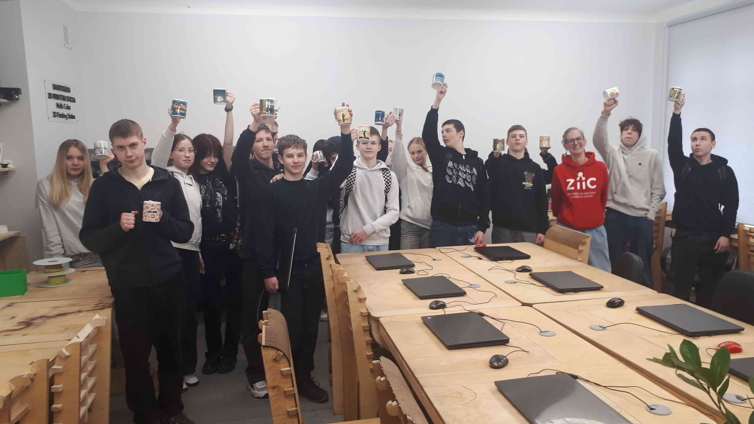 You are currently viewing 8.c klase  kopā ar savu 8.c klases audzinātāju Mariku Beļēvičudevās uz ZIIC FabLab🏞️📥🍵