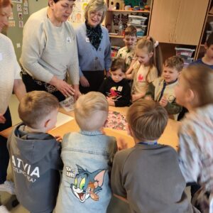Read more about the article Radošums, prieks un kopā būšana: 🐇Lieldienu darbnīcas Liepājas Liedaga vidusskolā