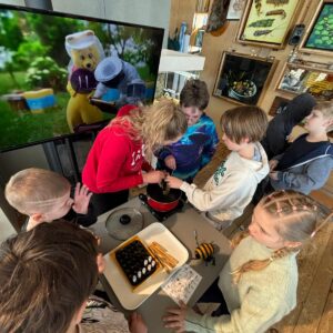 Read more about the article 4.b klase STEM projekta ietvaros devās izzinošā ekskursijā uz dabas māju nodarbībā “Medus ceļš”🌼🐝🍯