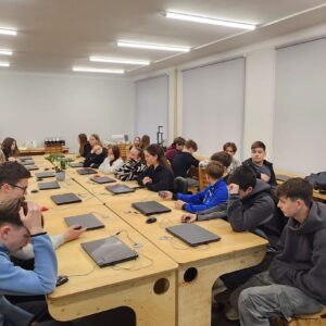 Read more about the article 8.a klase šodien devās apdrukāt 🍵krūzītes uz FabLab